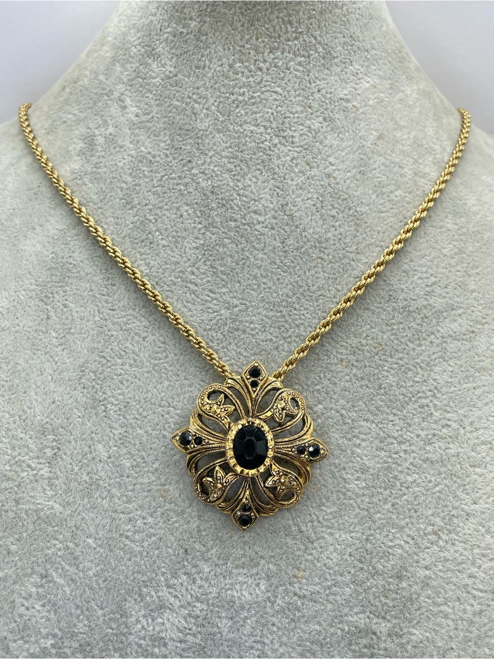 Avon Vintage Gold Tone Black Stone Filigree Pendant Necklace Gothic